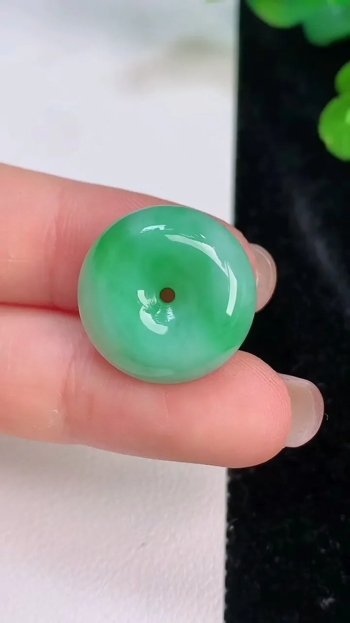 天然A货翡翠平安扣吊坠，尺寸19-6.7，重量:4.86g
7月27日