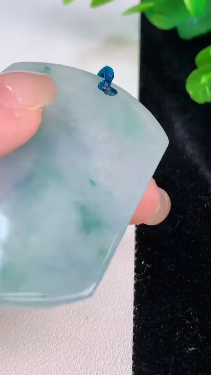 天然A货翡翠飘花虚空藏菩萨吊坠，尺寸55.5-43.2-5.7，重量:31.44g
7月27日