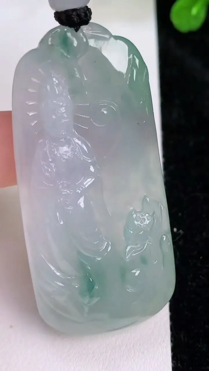 天然A货翡翠飘花观音菩萨吊坠，尺寸55-27-7，重量:28.92g
7月27日