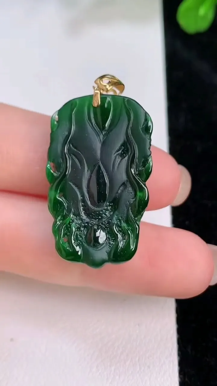 天然A货翡翠龙牌吊坠，尺寸28.7-15.2-8.3，重量:7.35g
7月27日