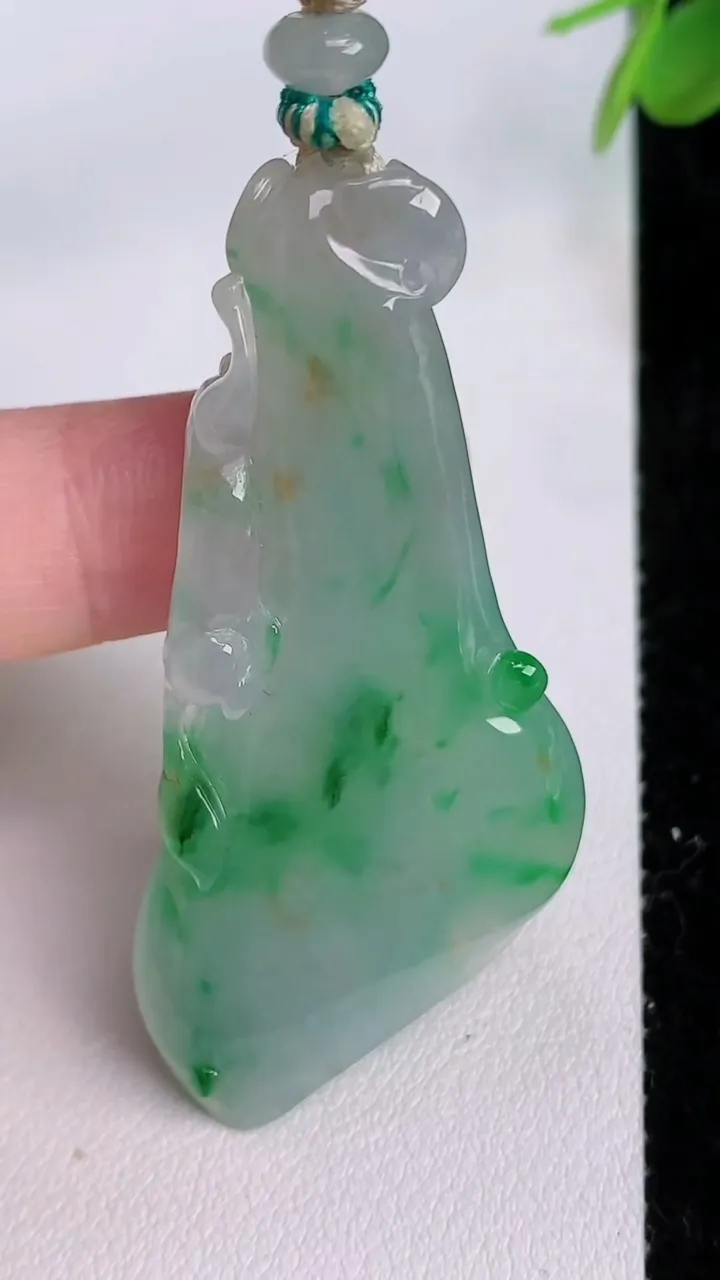 天然A货翡翠玉兰花吊坠，尺寸58-23.8-8，重量:20.58g
7月27日