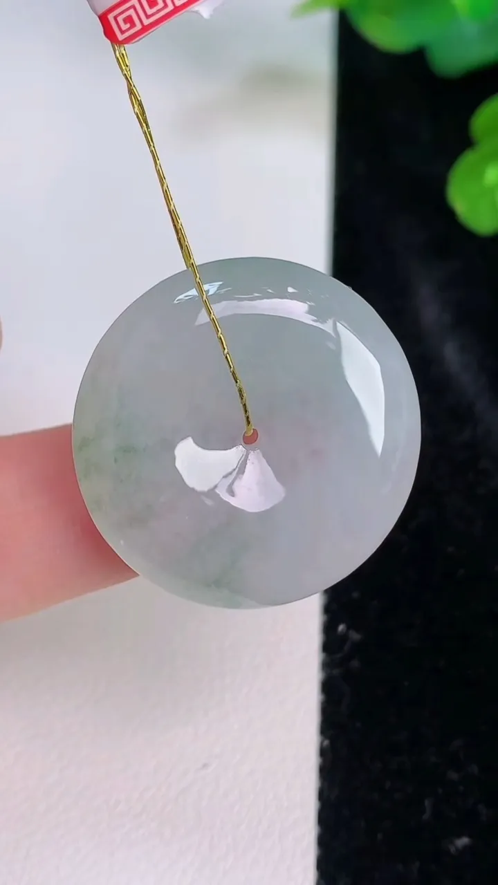 天然A货翡翠冰种飘花平安扣吊坠，尺寸26-5.8，重量:8.38g
7月27日
