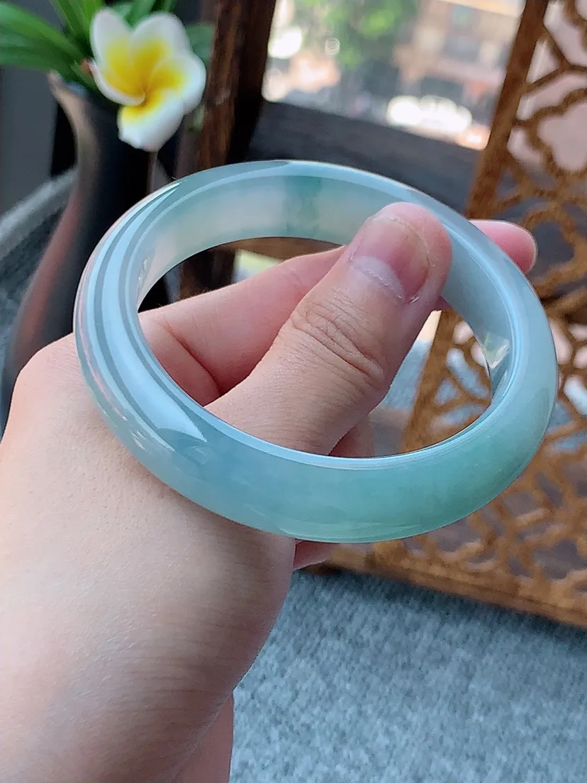 天然A货翡翠飘花正装正圈手镯55-56圈口尺寸55×12.6×8.5mm 重量60.88g 0726