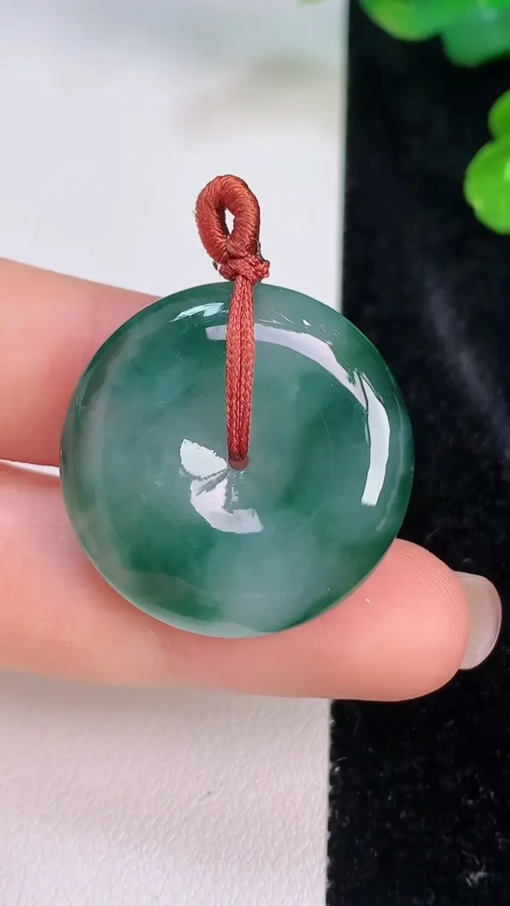 天然A货翡翠冰种飘花平安扣吊坠，尺寸27-5.6，重量:8.66g
7月27日