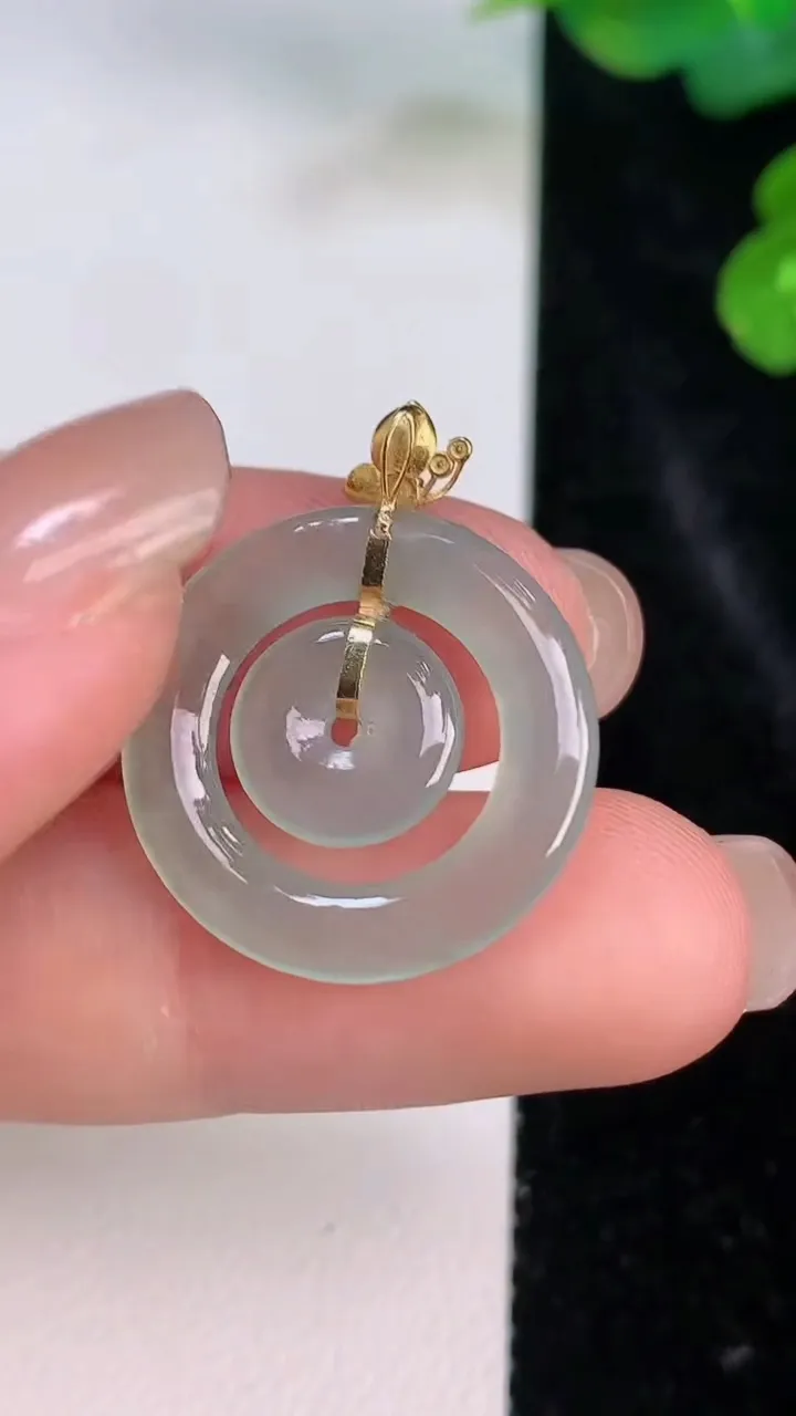 天然A货翡翠母子平安扣吊坠，尺寸20.5-2.3，重量:1.98g
7月27日