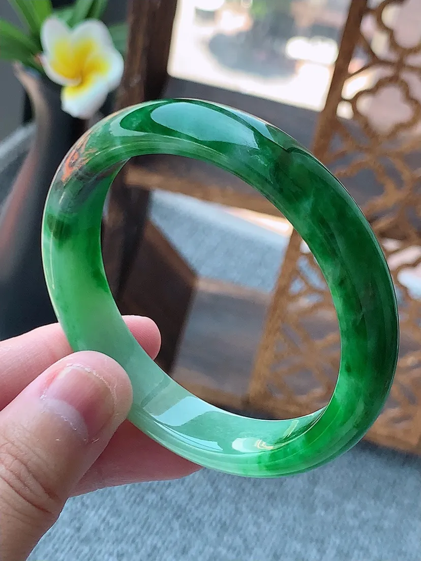 天然A货翡翠飘绿半山半水正装正圈手镯53-54圈口 尺寸53.6×11.7×7mm 重量44.44g