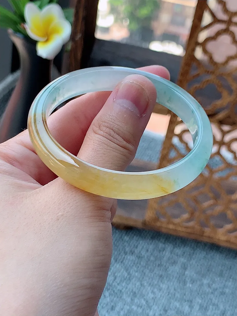 天然A货翡翠飘黄翡飘花贵妃手镯52-53小圈口 尺寸52×45×10×6mm 重量29.96g 0726