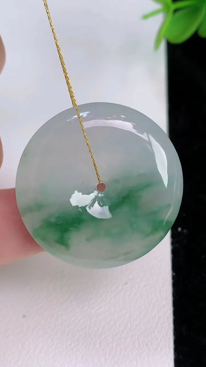 天然A货翡翠冰种飘花平安扣吊坠，尺寸30.3-5.5，重量:11.06g
7月27日