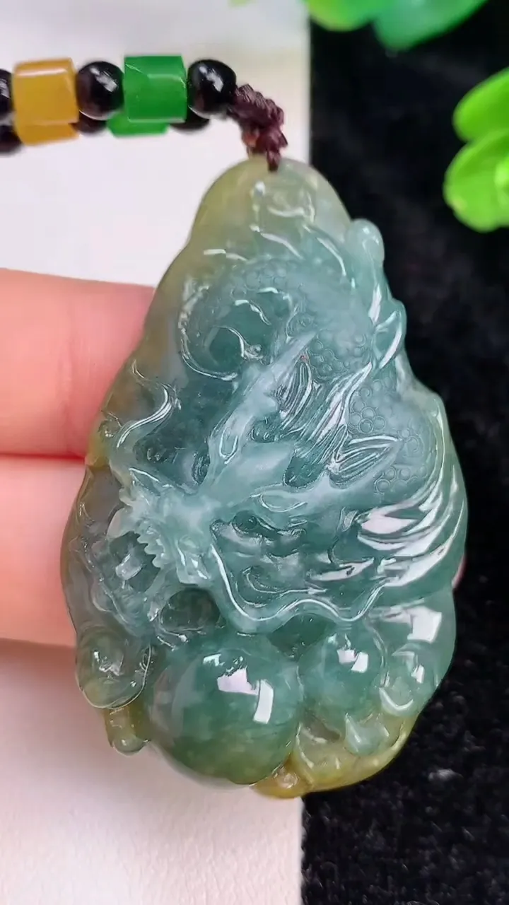 天然A货翡翠蓝水双彩龙牌吊坠，尺寸49-30-9，重:25.33g
7月27日