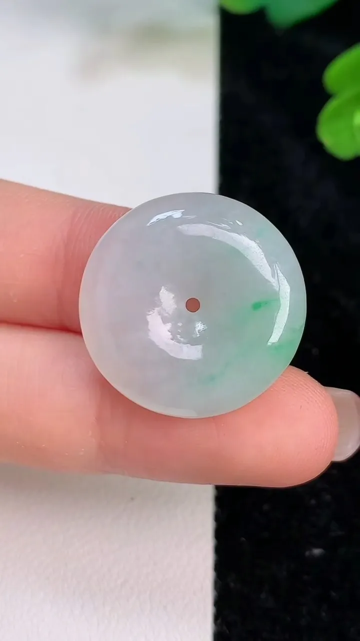 天然A货翡翠平安扣吊坠，尺寸22.8-6，重:6.50g
7月27日