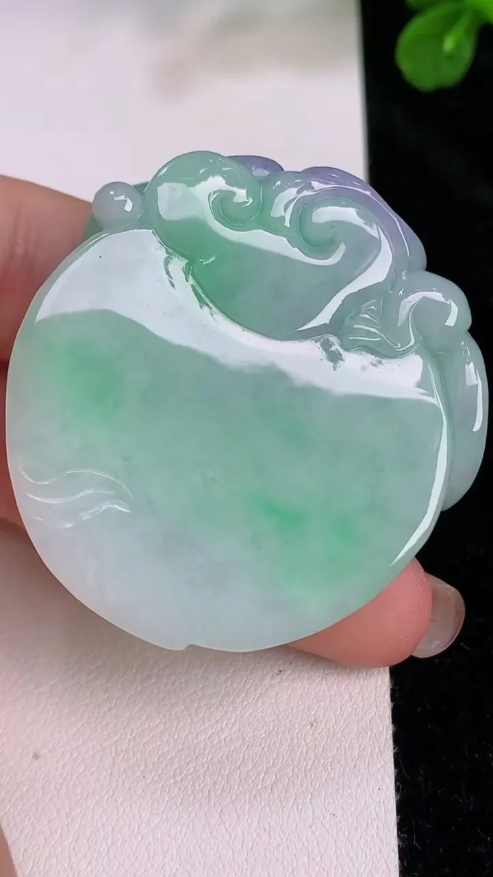 天然A货翡翠寿桃吊坠，尺寸43.4-41.4-13，重量:48.14g
7月27日