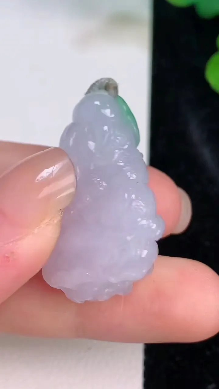 天然A货翡翠白菜吊坠，尺寸31-19.8-12.6，重量:13.25g
7月27日
