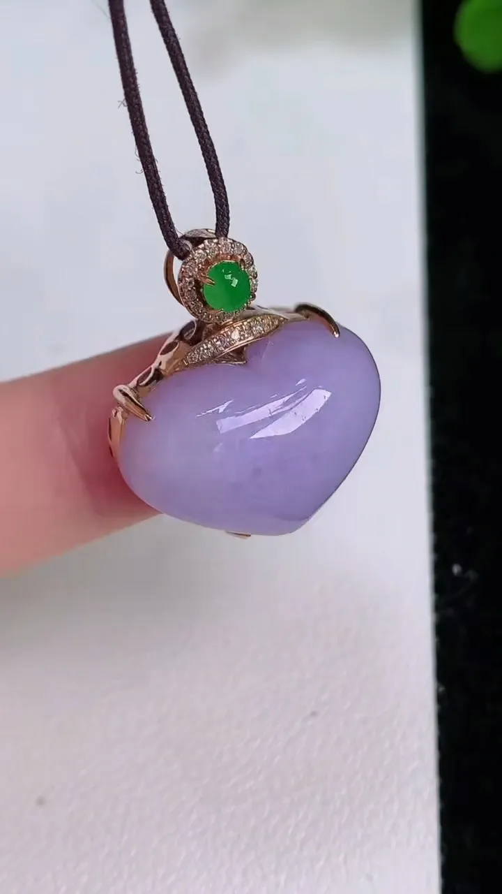 天然A货翡翠18k金紫罗兰爱心吊坠，尺寸22.3-15-19.8-10.3，重量:6.06g
7月2