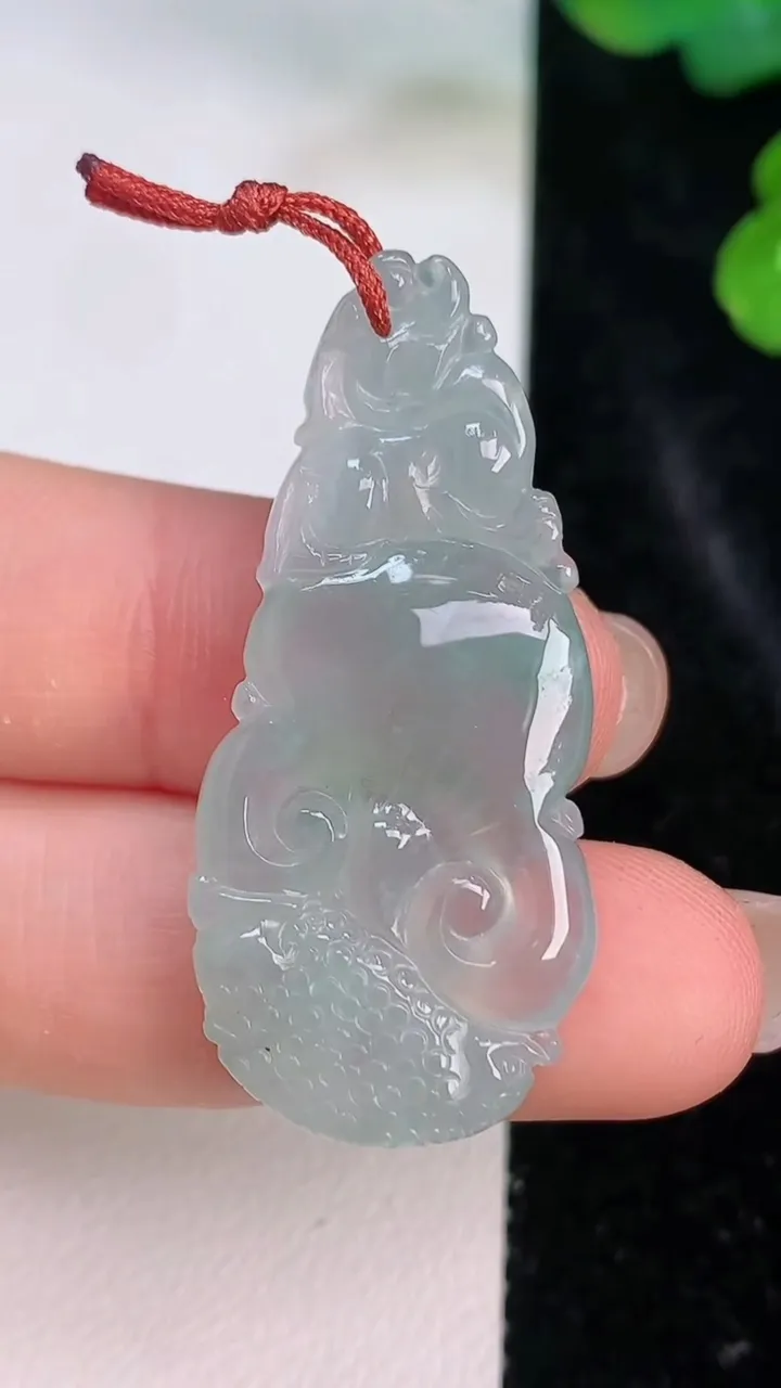 天然A货翡翠冰种飘花如意吊坠，尺寸40-18-4.6，重量:5.77g
7月27日