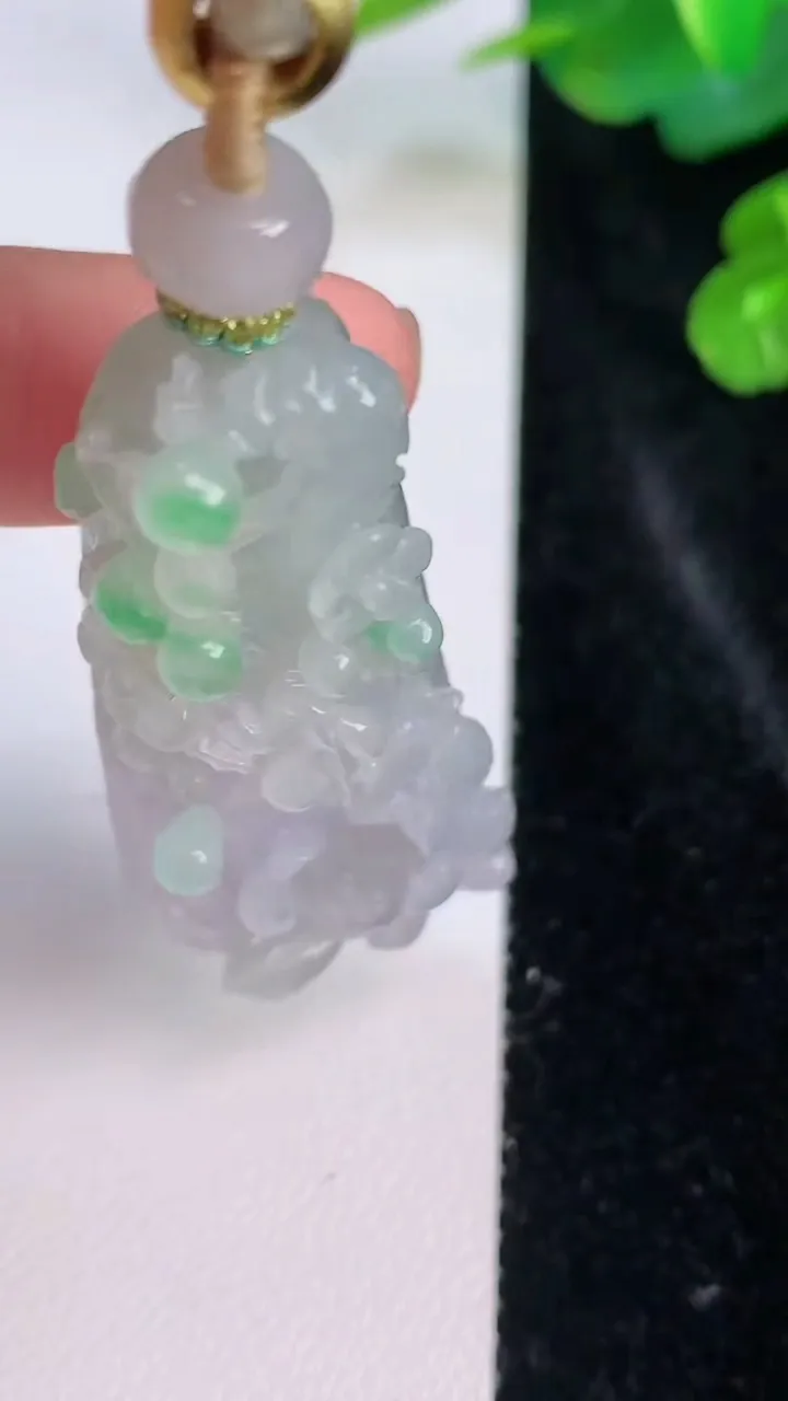 天然A货翡翠花开富贵吊坠，尺寸52.6-22.8-12.8，重量:31.96g
7月27日