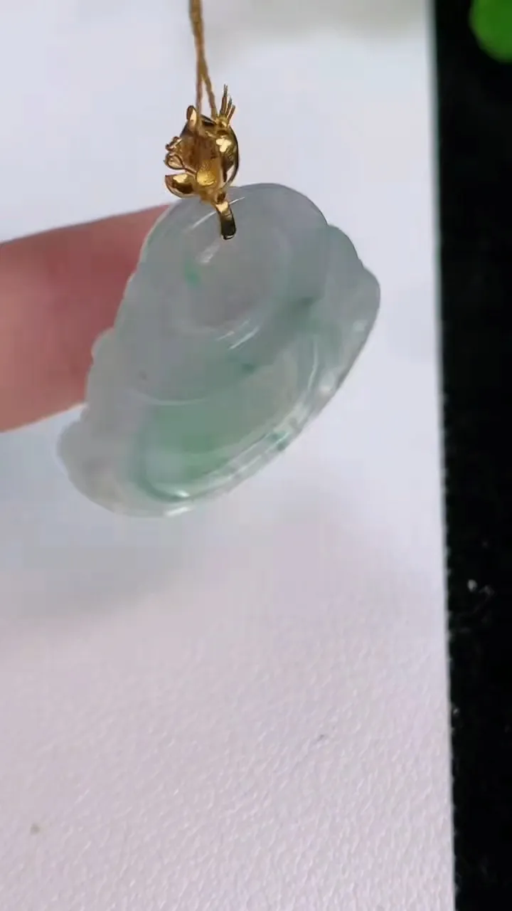 天然A货翡翠种飘花佛公吊坠，尺寸26.3-28-5.5，重量:6.70g
7月27日