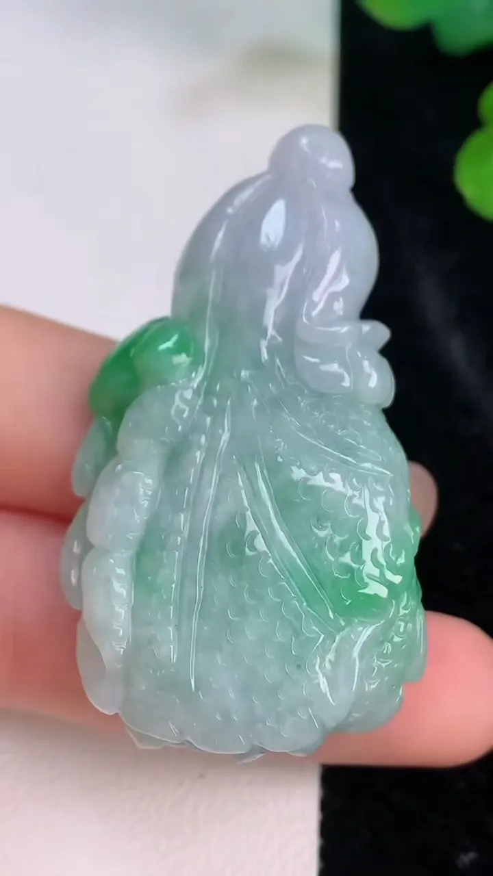 天然A货翡翠白菜吊坠，尺寸50-27.6-13.5，重量:29.64g
7月27日