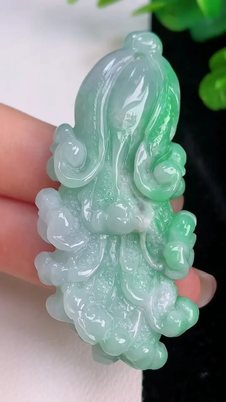 天然A货翡翠白菜吊坠，尺寸60.8-26.2-11.4，重量:29.84g
7月27日
