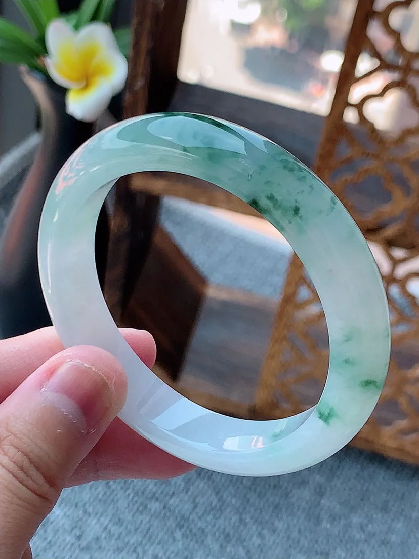 天然A货翡翠飘花正装正圈手镯53-54圈口尺寸53.3×11×8m量47.26g 0726