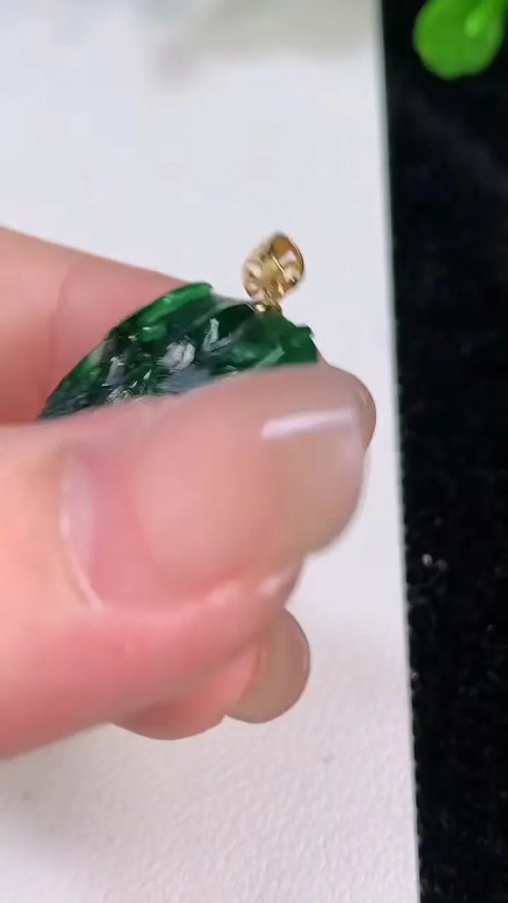 天然A货翡翠龙牌吊坠，尺寸28.7-15.2-8.3，重量:7.35g
7月27日