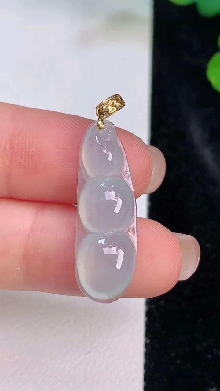 天然A货翡翠种白冰福豆吊坠，尺寸28.5-9.5-5，重量:12.35g
7月27日