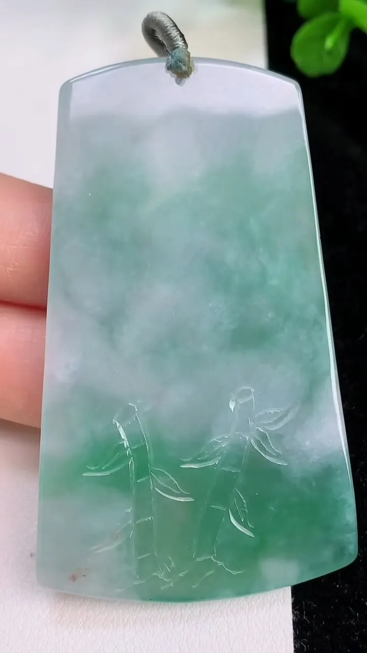 天然A货翡翠文殊菩萨吊坠，尺寸66.3-40-5.3，重量:30.96g
7月27日