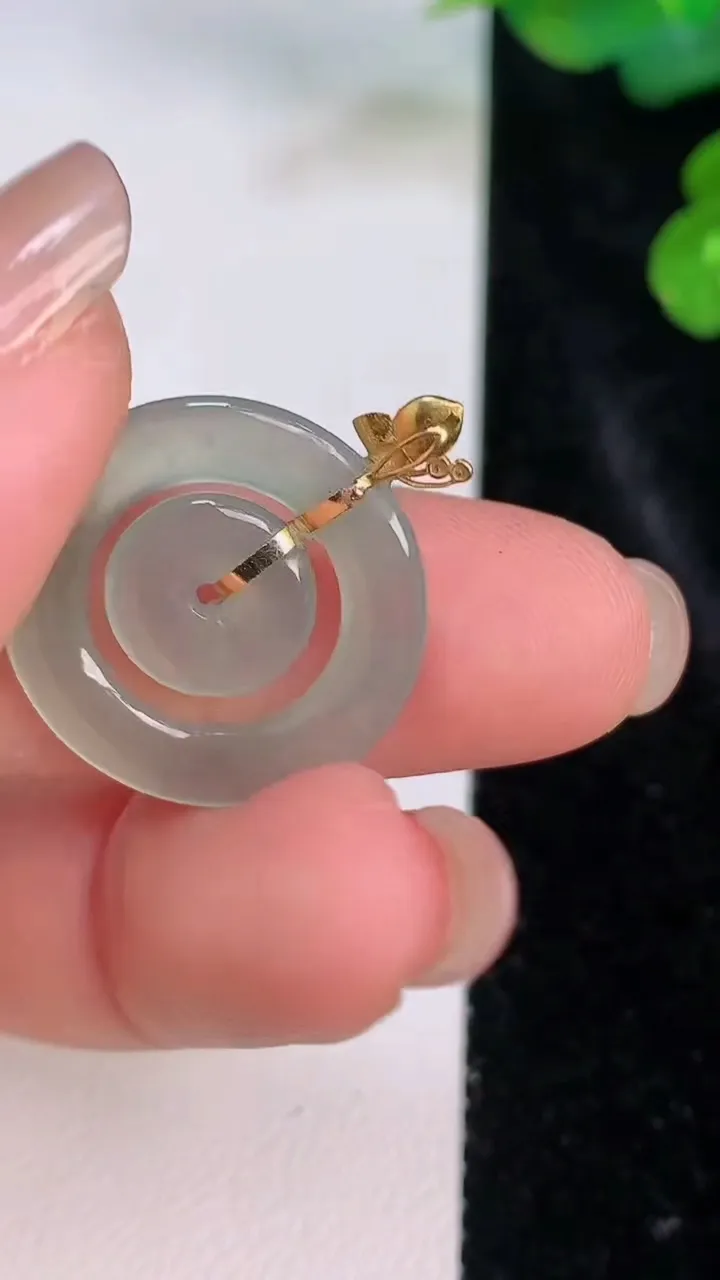 天然A货翡翠母子平安扣吊坠，尺寸20.5-2.3，重量:1.98g
7月27日