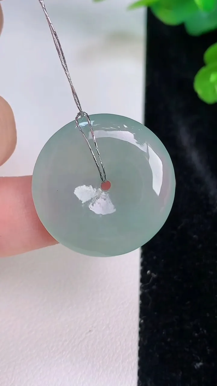 天然A货翡翠平安扣吊坠，尺寸25.5-4.5，重量:6.30g
7月27日