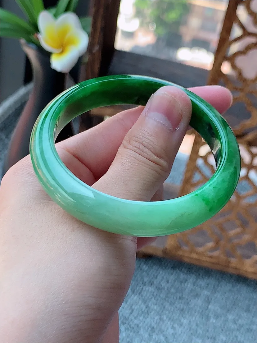 天然A货翡翠飘绿半山半水正装正圈手镯53-54圈口 尺寸53.6×11.7×7mm 重量44.44g 0726