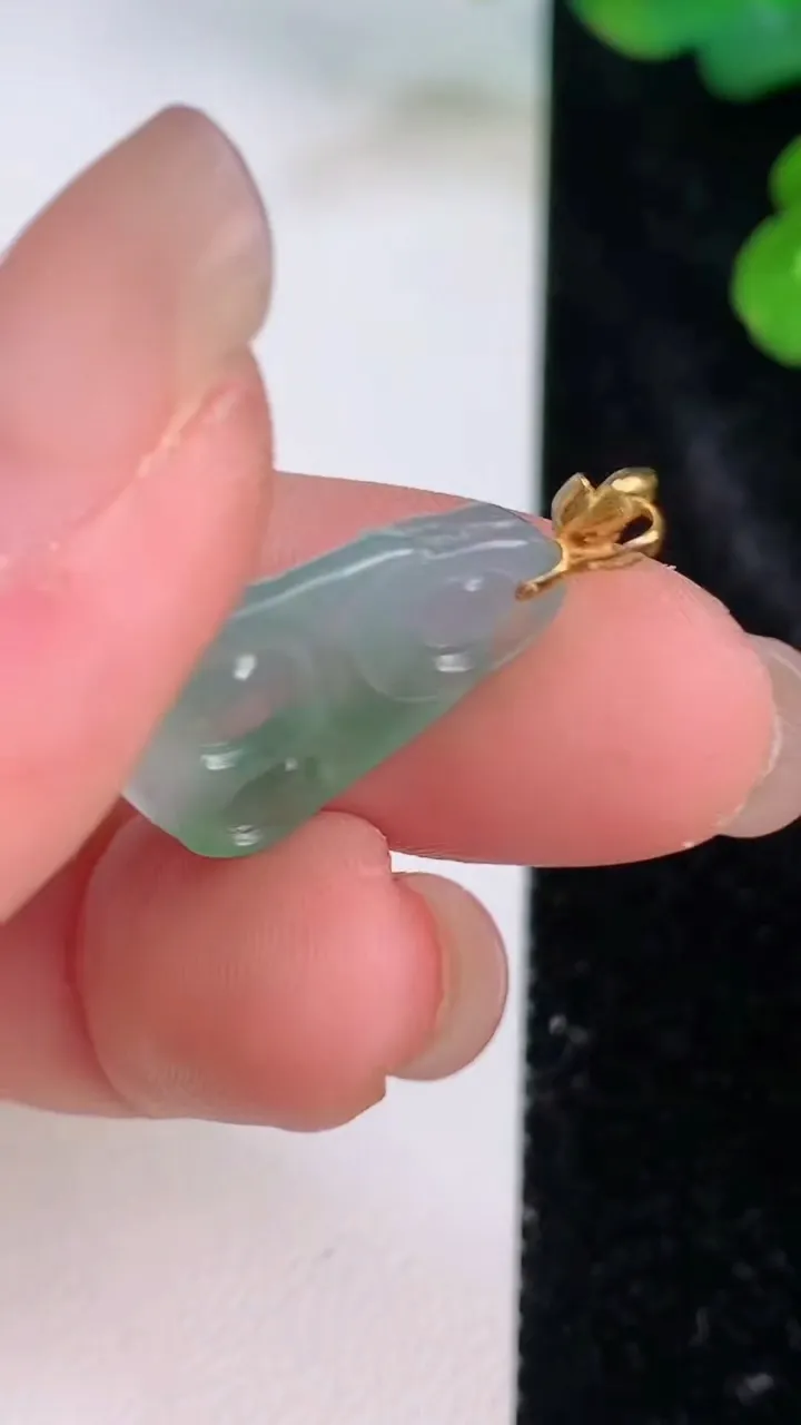 天然A货翡翠布袋佛公吊坠，尺寸18.3-14-4，重量:2.03g
7月27日