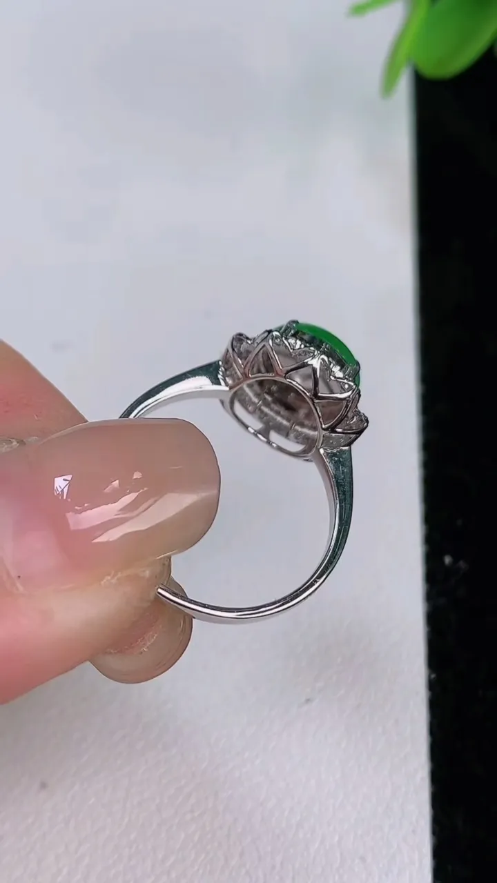天然A货翡翠蛋面戒指，尺寸17.7-8，重量:2.27g2025年7月27日
工厂直销收藏佳品,种好水足，色泽均匀，有种有色，上手高大气！