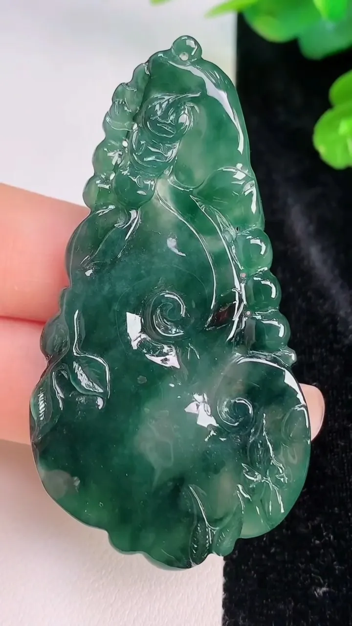 天然A货翡翠如意吊坠，尺寸61-32.8-5.3，重量:17.88g
7月27日