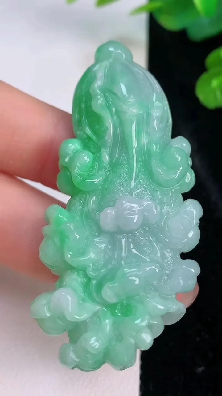 天然A货翡翠白菜吊坠，尺寸60.8-26.2-11.4，重量:29.84g
7月27日