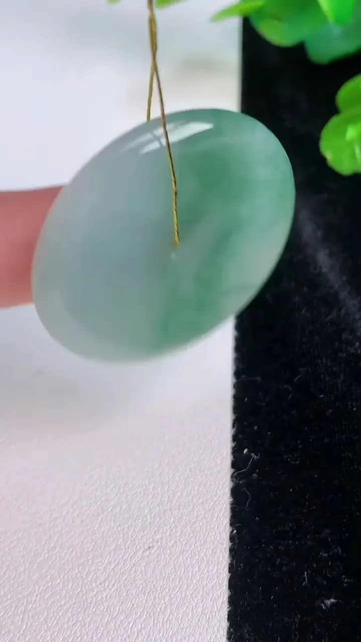 天然A货翡翠飘花平安扣吊坠，尺寸34.3-5.3，重量:14.44g
7月27日