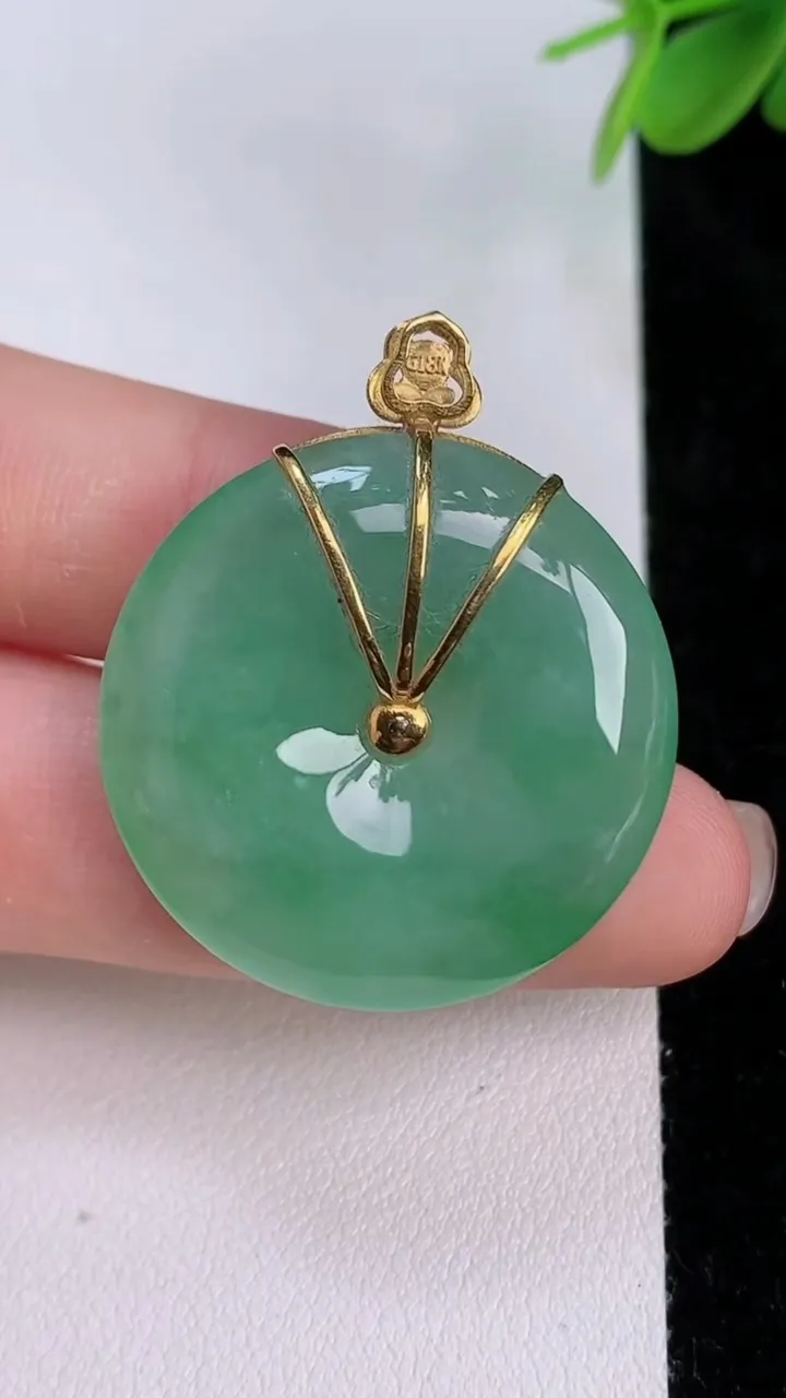 天然A货翡翠平安扣吊坠，尺寸29.6-6，重量:11.30g
7月27日