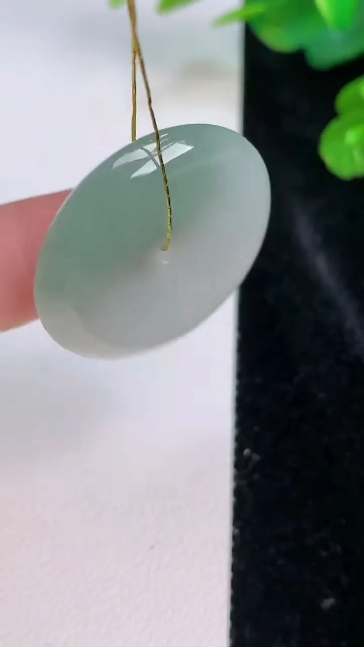 天然A货翡翠平安扣吊坠，尺寸29.2-6，重量:11.07g
7月27日