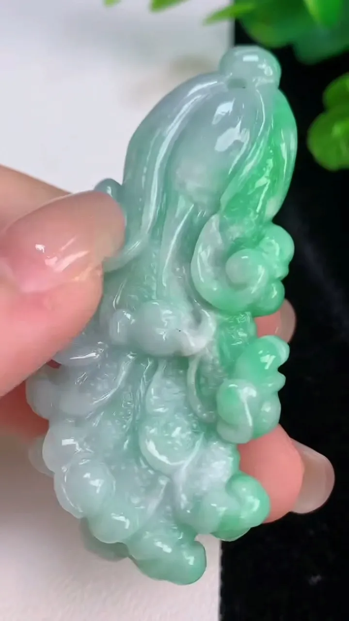 天然A货翡翠白菜吊坠，尺寸60.8-26.2-11.4，重量:29.84g
7月27日