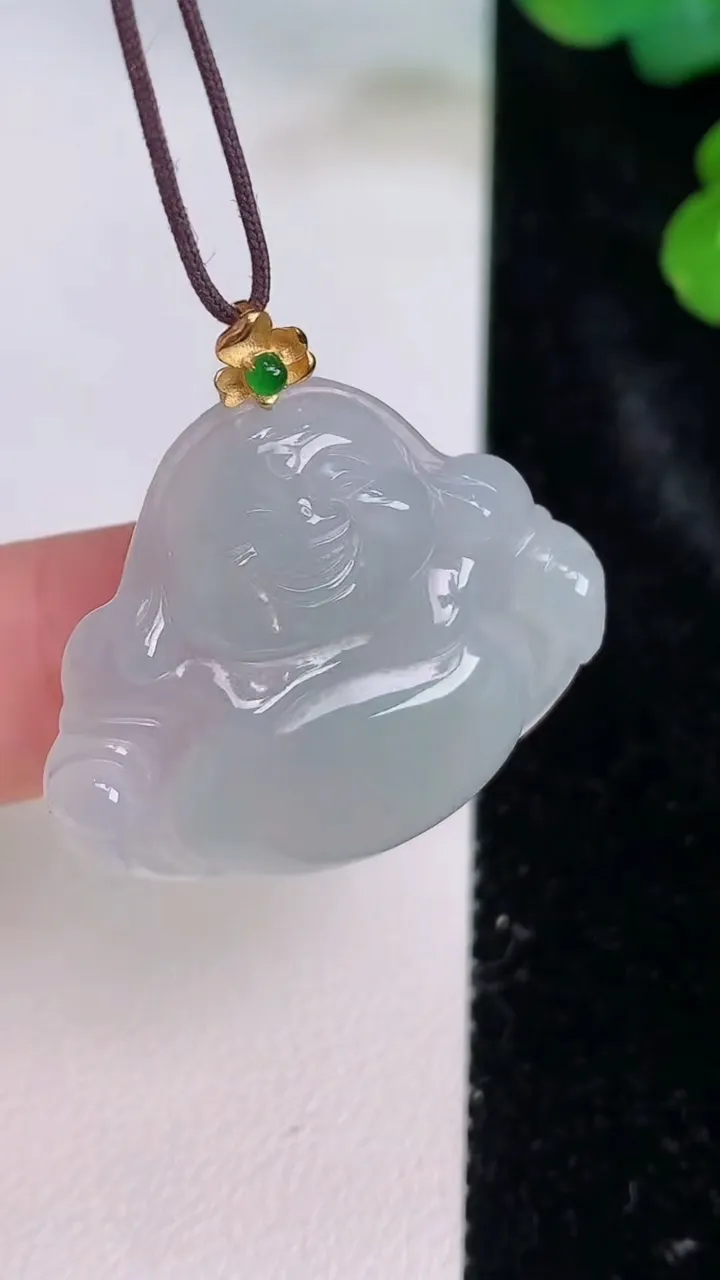 天然A货翡翠种白冰佛公吊坠，尺寸27-31.4-5，重量:6.69g
7月27日