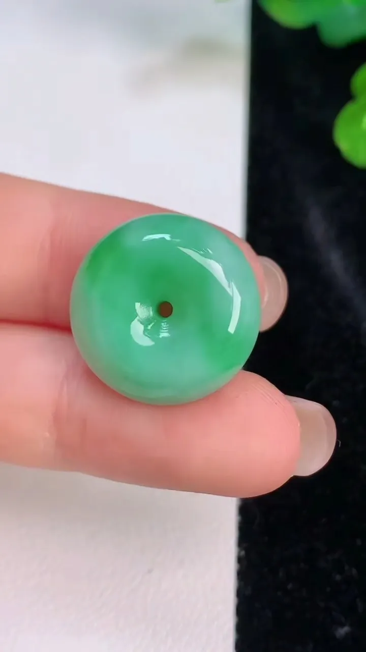 天然A货翡翠平安扣吊坠，尺寸19-6.7，重量:4.86g
7月27日