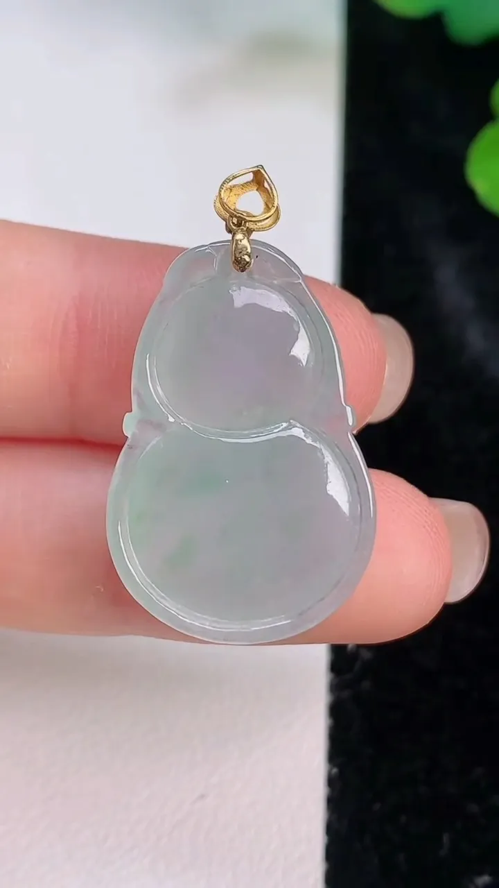 天然A货翡翠葫芦吊坠，尺寸27-18-6，重量:4.88g
7月27日