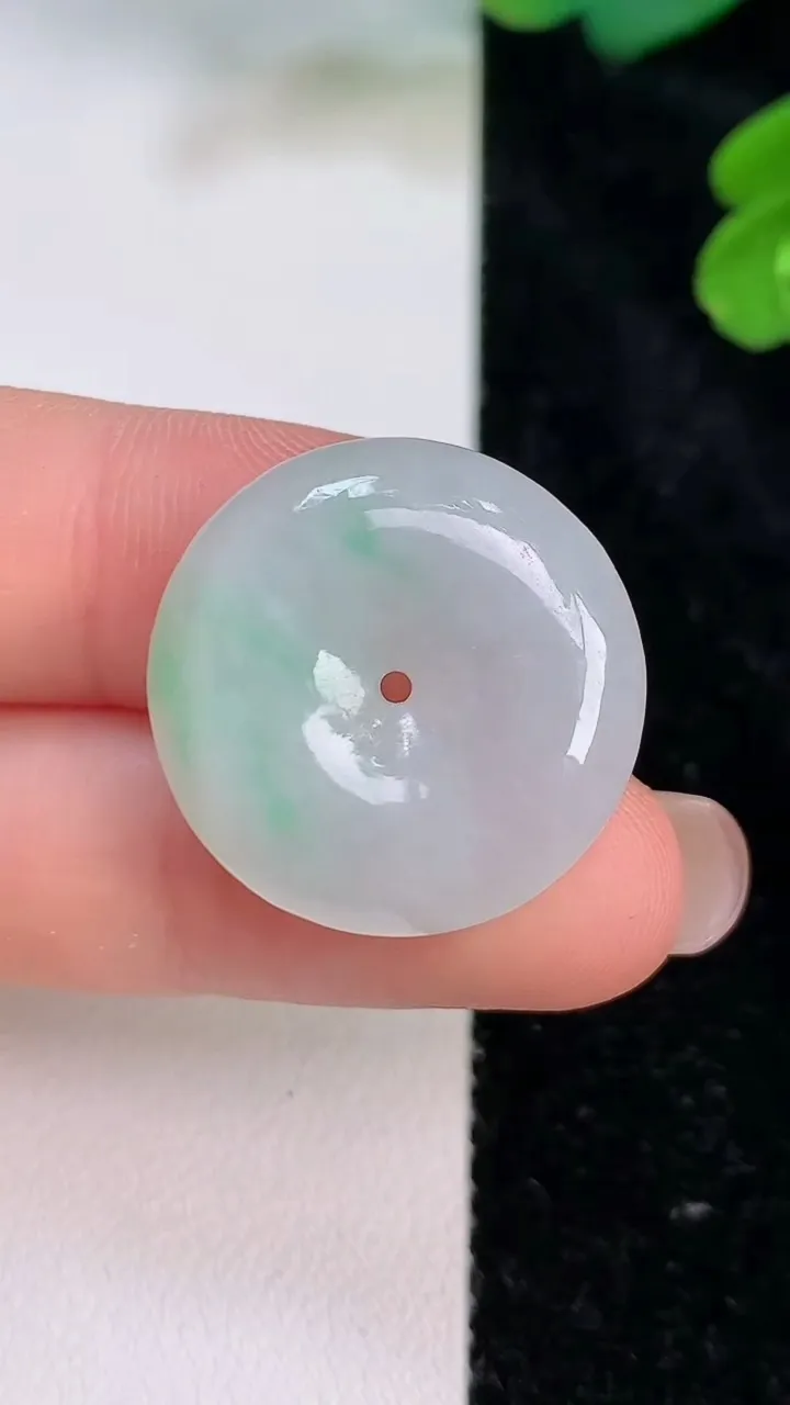 天然A货翡翠平安扣吊坠，尺寸22.8-6，重:6.50g
7月27日
