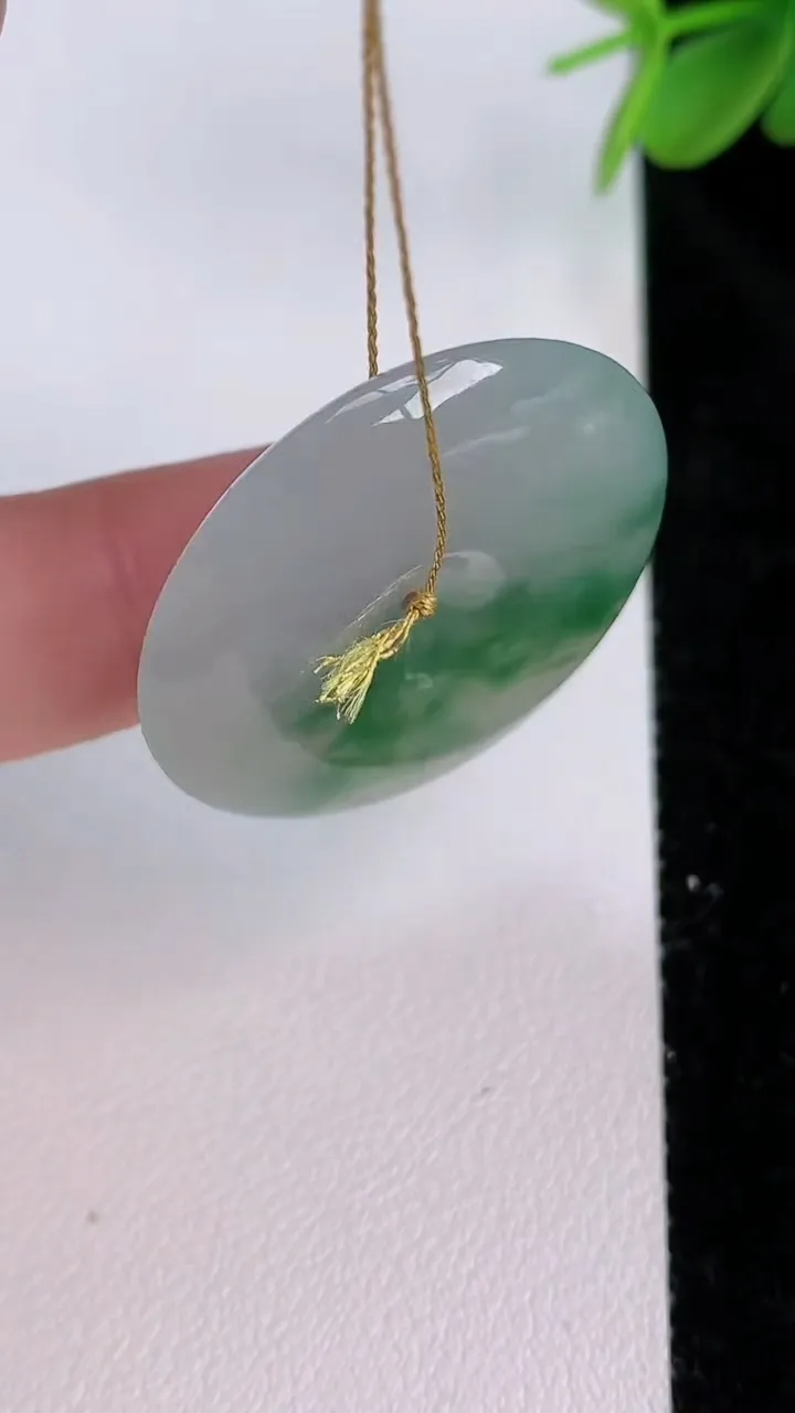 天然A货翡翠冰种飘花平安扣吊坠，尺寸30.3-5.5，重量:11.06g
7月27日