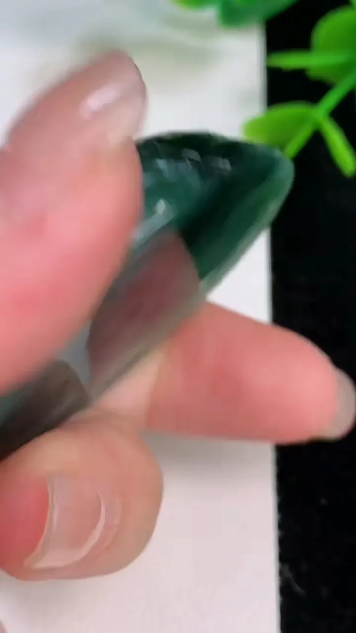 天然A货翡翠一念之间吊坠，尺寸48.8-30.3-12，重量:30.37g
7月28日