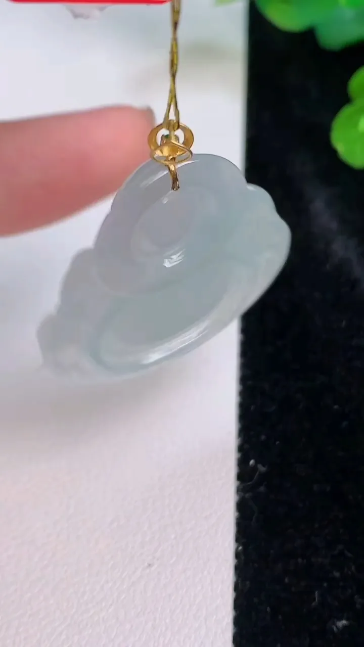 天然A货翡翠种白冰佛公吊坠，尺寸29.8-32.8-5.8，重量:8.45g
7月28日