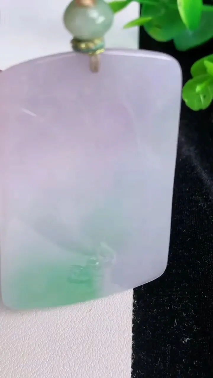 天然A货翡翠大势至观音菩萨吊坠，尺寸64.6-39.5-5，重量:36.72g
7月28日