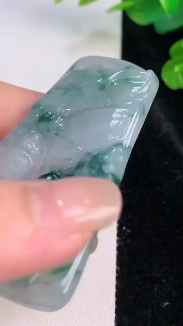 天然A货翡翠冰种飘花普贤菩萨吊坠，尺寸61.2-38.6-4，重量:23.64g
7月28日
