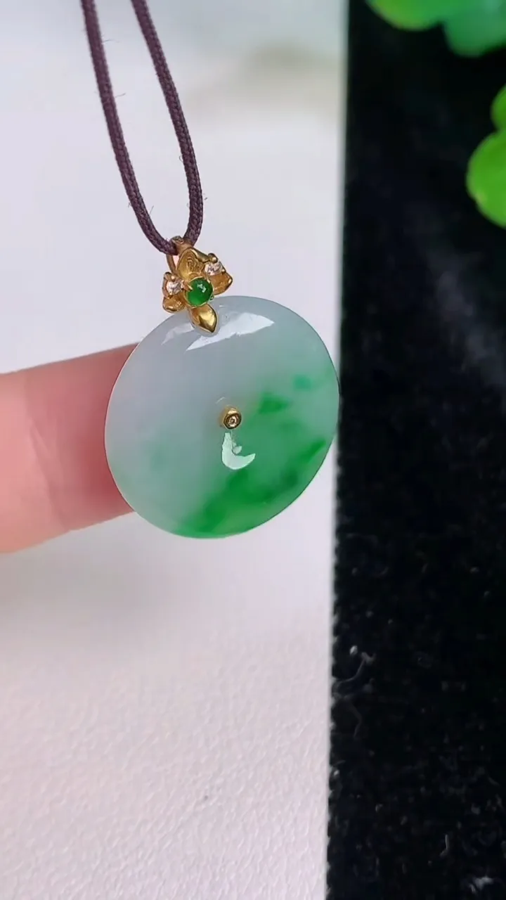 天然A货翡翠平安扣吊坠，尺寸19-3.6，重量:3.12g
7月28日