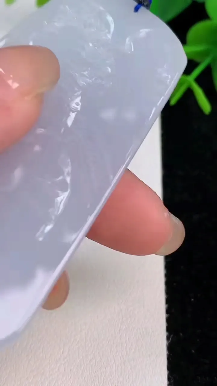 天然A货翡翠山水牌吊坠，尺寸73.6-39-6，重量:35.28g
7月28日