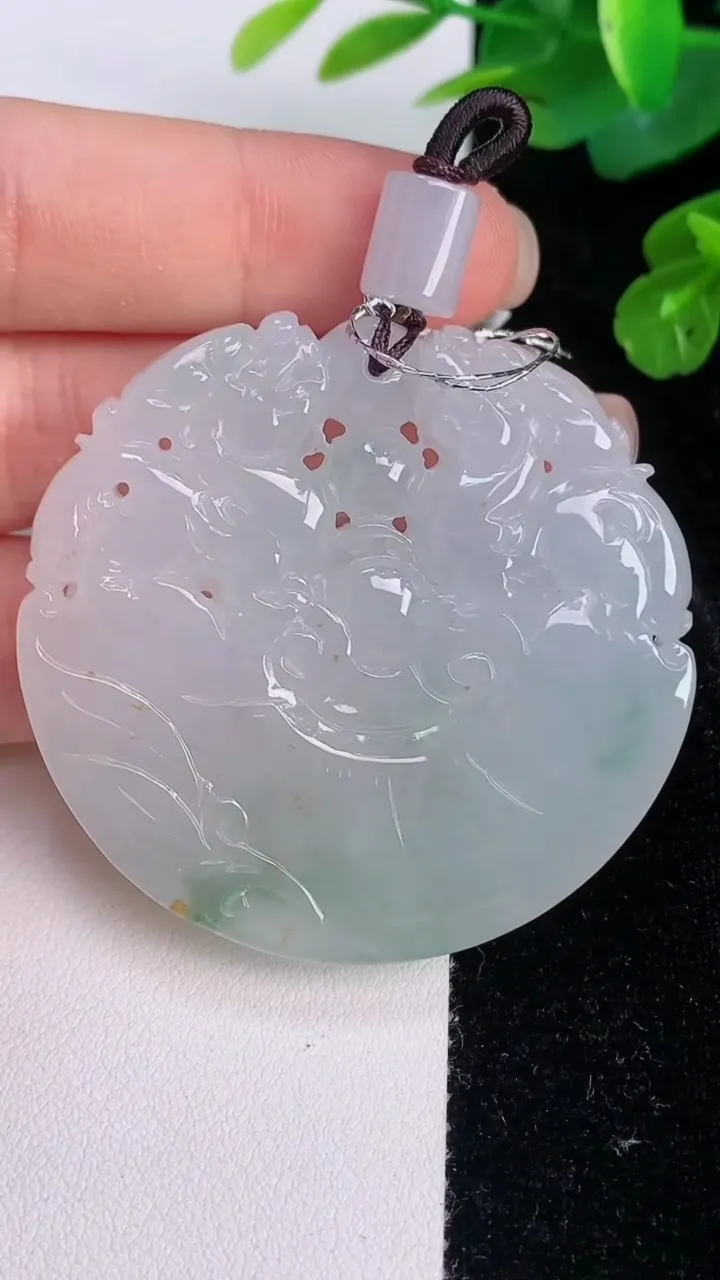 天然A货翡翠貔貅牌吊坠，尺寸40.2-50.2-9.7，重量:50.60g
7月28日
