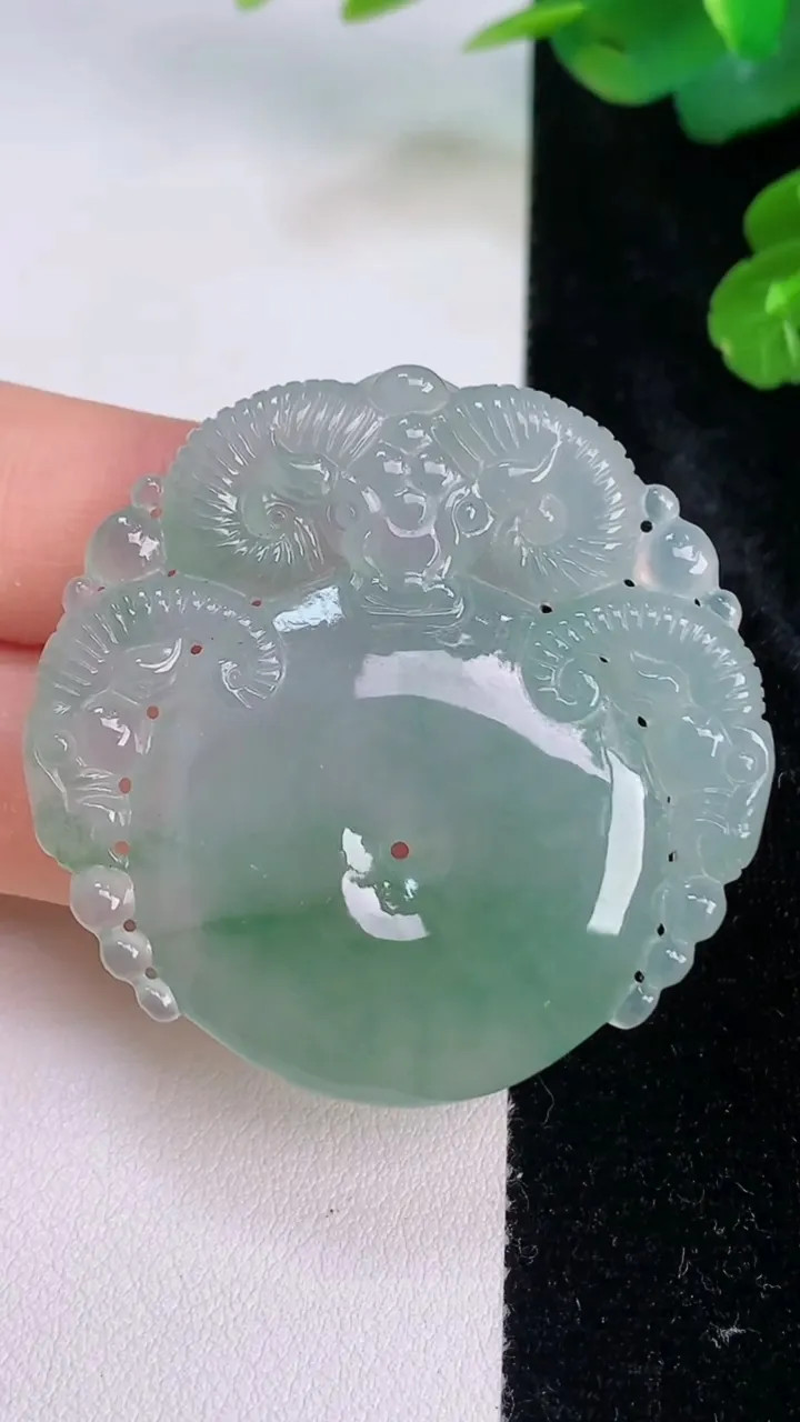 天然A货翡翠冰种飘花三阳开泰 仿古平安扣吊坠，尺寸42-42.8-5.6，重量:19.86g
7月2